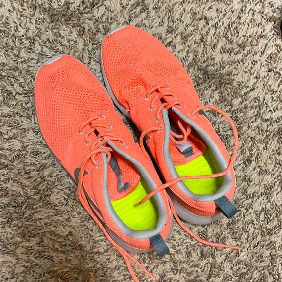 Coral Women’s Nike Rosche - Picture 1 of 2